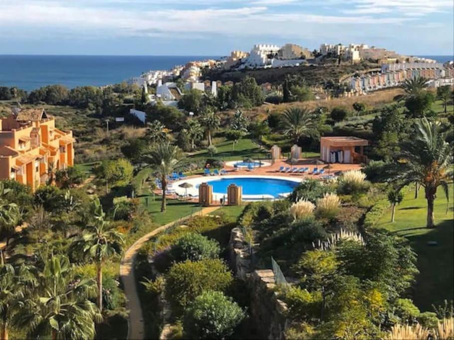 Penthouse Paradiso: 2Br Oasis In Casares Del Sol Luaran gambar