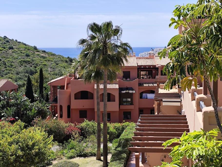 Penthouse Paradiso: 2Br Oasis In Casares Del Sol Luaran gambar