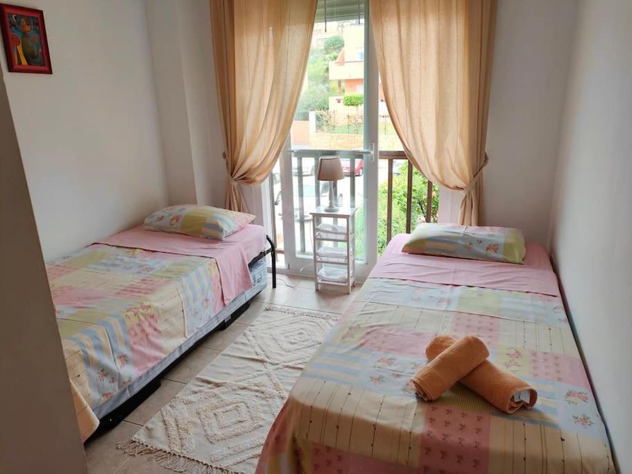 Penthouse Paradiso: 2Br Oasis In Casares Del Sol Luaran gambar