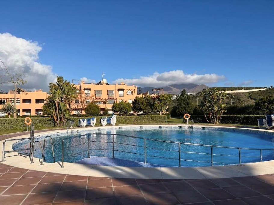 Penthouse Paradiso: 2Br Oasis In Casares Del Sol Luaran gambar