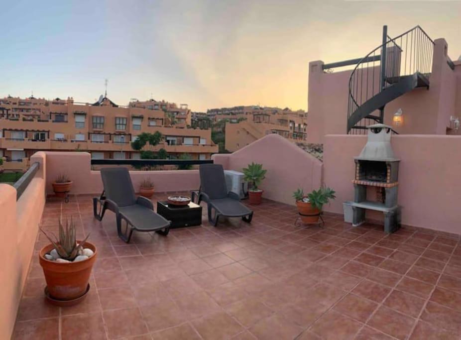 Penthouse Paradiso: 2Br Oasis In Casares Del Sol Luaran gambar