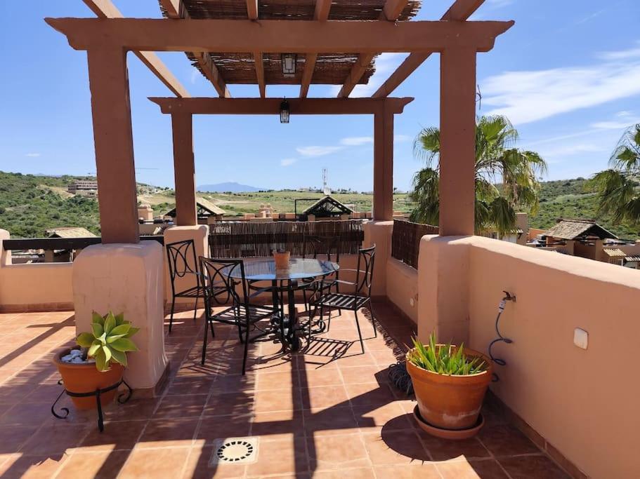 Penthouse Paradiso: 2Br Oasis In Casares Del Sol Luaran gambar