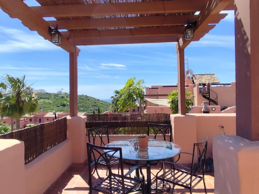 Penthouse Paradiso: 2Br Oasis In Casares Del Sol Luaran gambar