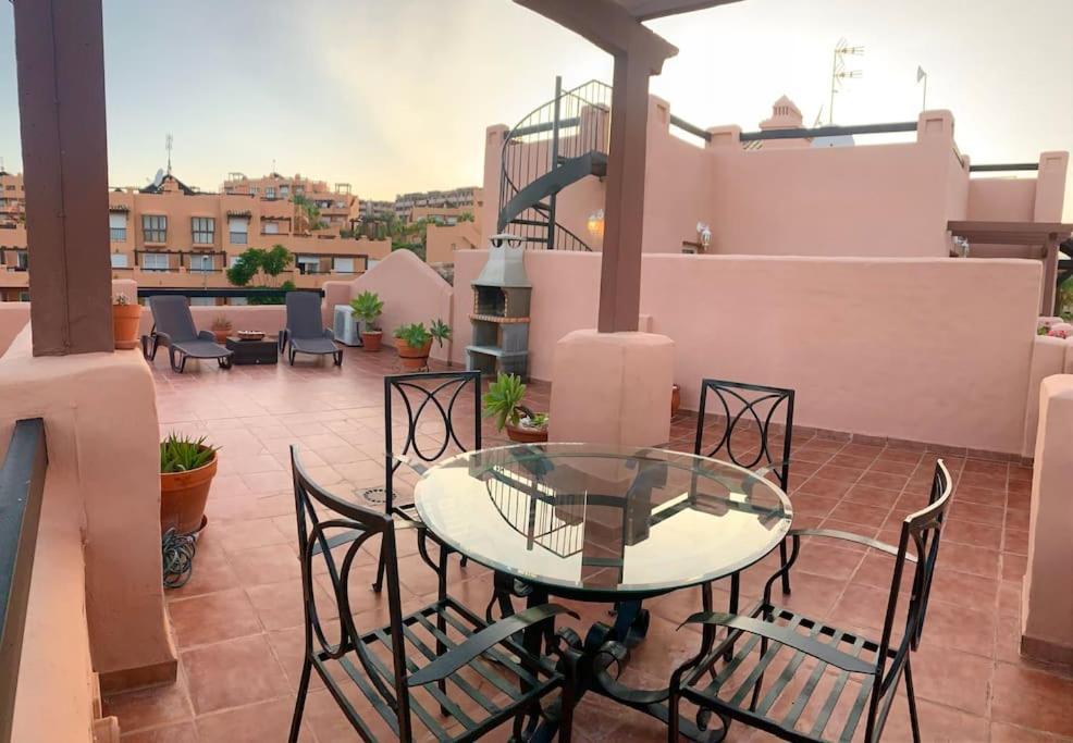 Penthouse Paradiso: 2Br Oasis In Casares Del Sol Luaran gambar